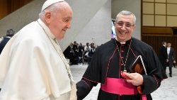 L'arcivescovo di Bari-Bitonto, monsignor Giuseppe Satriano, con Papa Francesco all'udienza in Aula Paolo VI