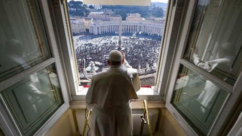 Ángelus, el Papa: "no sólo las adicciones y las modas sofocan nuestra libertad"