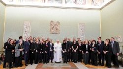 Al final del encuentro, el Santo Padre se tomó una foto de grupo con los miembros del Real Club de Tenis de Barcelona. (VATICAN MEDIA Divisione Photo)