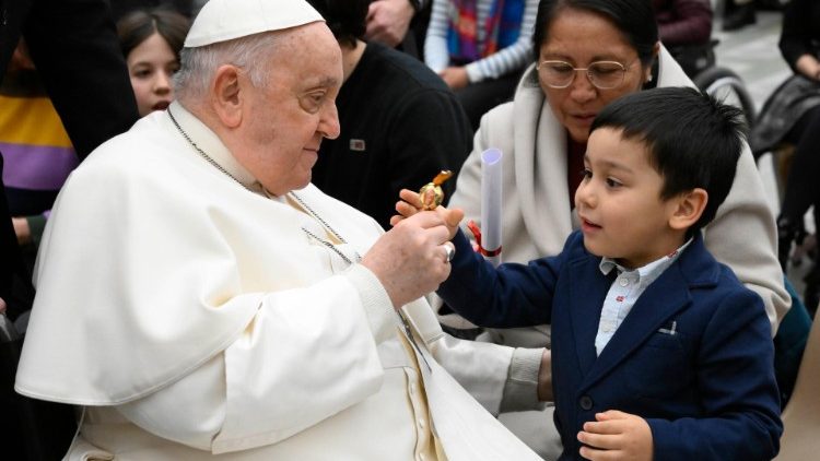 El Papa y el pequeño Alessandro de 4 años