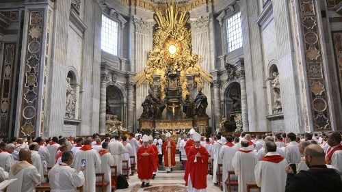 Le cardinal Parolin encourage les prêtres à marcher au milieu de l'humanité blessée 