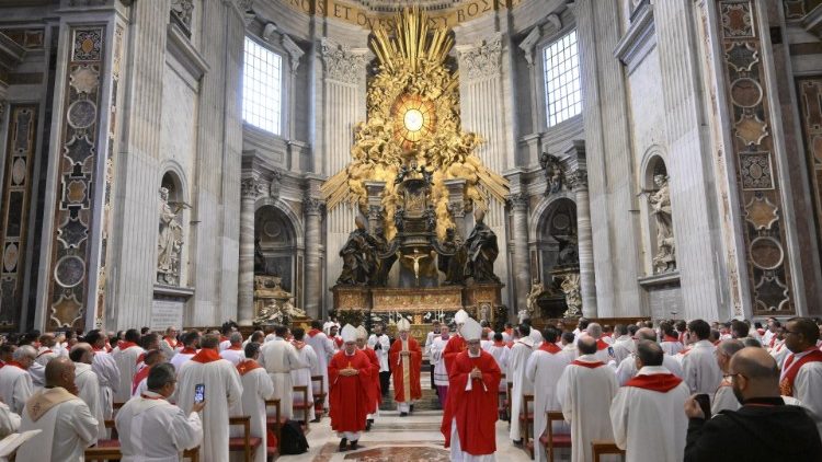 Santa Misa en la Basílica de San Pedro con los participantes en el Convenio sobre la Formación Permanente de los Sacerdotes