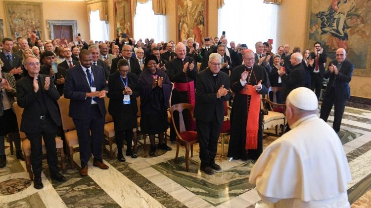 Il saluto dei partecipanti all'udienza a Papa Francesco