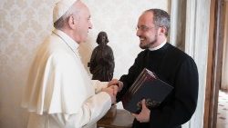 Papa Francisco com padre Flavio Pace (Vatican Media)