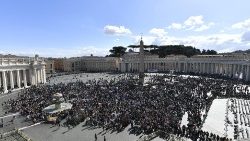 Das Mittagsgebet mit Papst Franziskus auf dem Petersplatz 