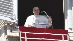 האפיפיור פרנציסקוס נושא את נאום תפילת המלאך השבועי ב-25 בפברואר