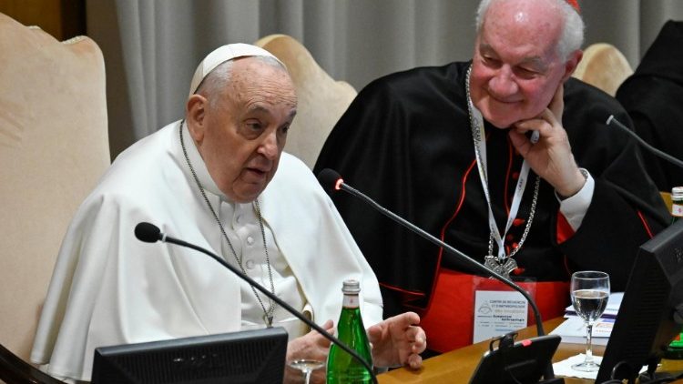 Il Papa con i partecipanti al convegno "Uomo-Donna immagine di Dio. Per una antropologia delle vocazioni"