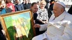 Bei der Generalaudienz wurde dem Papst auch ein Bild der seligen polnischen Familie Ulma überreicht, die im Zweiten Weltkrieg Juden vor den deutschen Besatzern versteckte