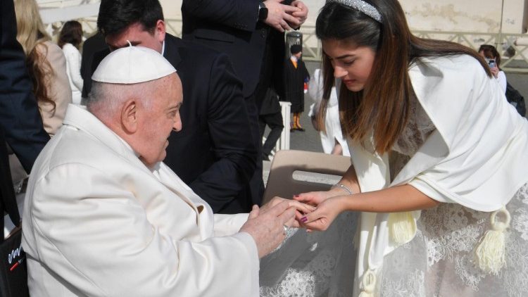 Le Pape salue une mariée, elle aussi en blanc. 