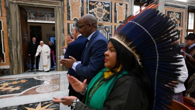 A ministra Sônia Guajajara durante a audiência com o Papa Francisco 