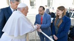 Il Papa saluta Arturo e Monika, redattori de L'Osservatore Romano, che gli hanno annunciato data e luogo del loro matrimonio