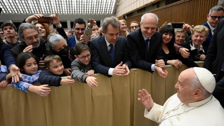 Il Papa mentre saluta dipendenti e personale della Rai