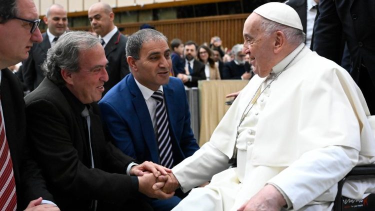 Rami e Bassam con il Papa durante il baciamano a fine udienza generale