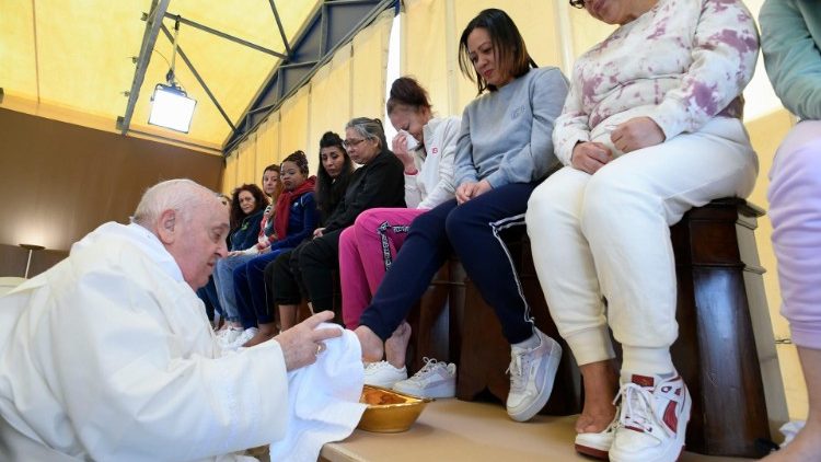 Die Frauen, denen Papst Franziskus die Füße gewaschen hat, stammen aus Italien, Bulgarien, Nigeria, der Ukraine, Russland, Peru, Venezuela und Bosnien