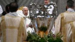 Papa Francesco celebra la Santa Messa del Crisma nella Basilica di San Pietro