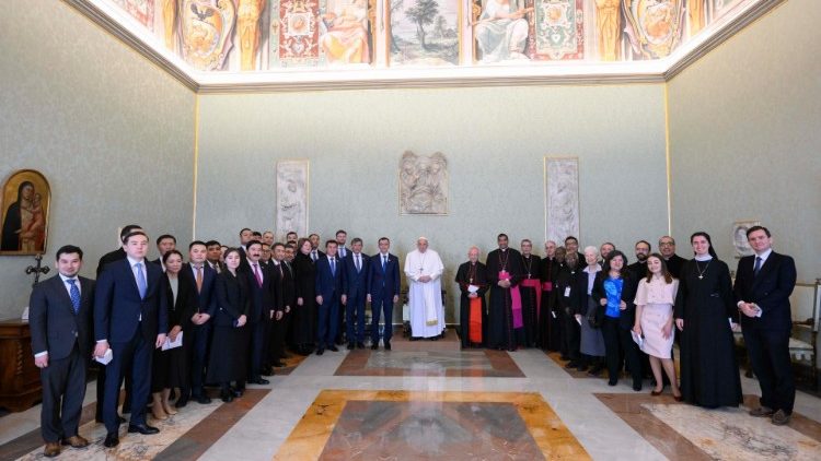 교황청 종교간대화부와 세계·전통종교 지도자 대회 관계자 간의 제1회 만남 참가자들과 프란치스코 교황