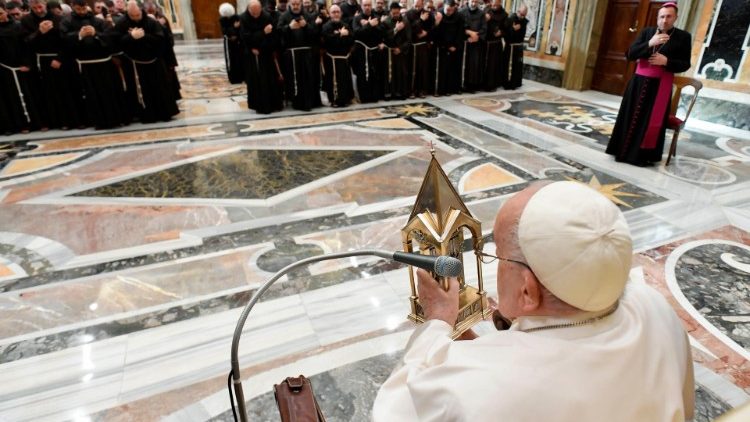 Papa Francisco abençoa os presentes com a relíquia de São Francisco de Assis