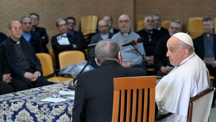 Papież na spotkaniu z księżmi. 05.04.2023