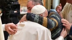 Ein Mitglied der sizilianischen Stiftung umarmt den Papst