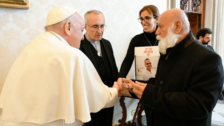 El saludo del Papa a familiares de rehenes israelíes