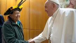 O Papa Francisco recebeu no Vaticano o líder e porta-voz do povo Yanomami, Davi Kopenawa