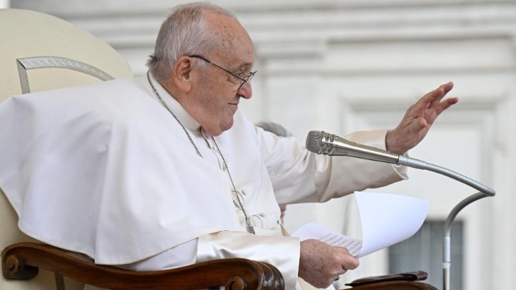 Papa Francisco durante a Audiência Geral de hoje, 10 de abril