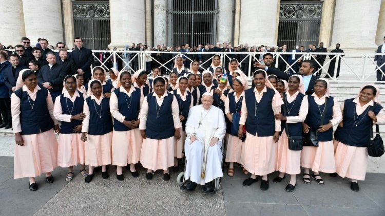 Il Papa con un gruppo di suore dal Kerala