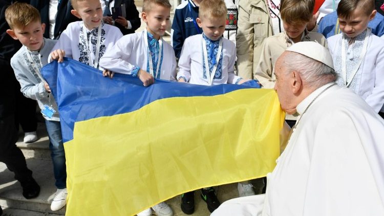 O momento em que Francisco beija a bandeira da Ucrânia