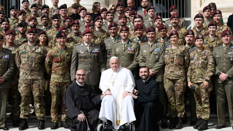 Il Papa con i militari dell’Esercito italiano impiegati nell'operazione “Strade Sicure”, nell'ambito del raggruppamento Lazio e Abruzzo