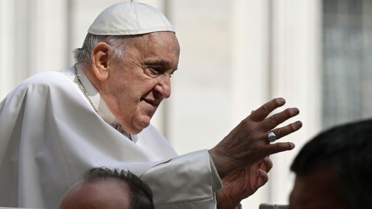 O Papa saúda fiéis e peregrinos na Praça São Pedro na Audiência Geral desta quarta-feira, 10 de abril (Vatican Media)