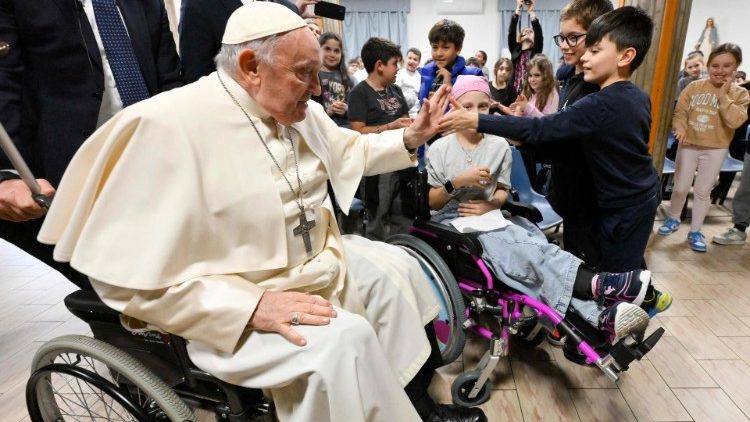 Le Pape François salue la petite Alice. 