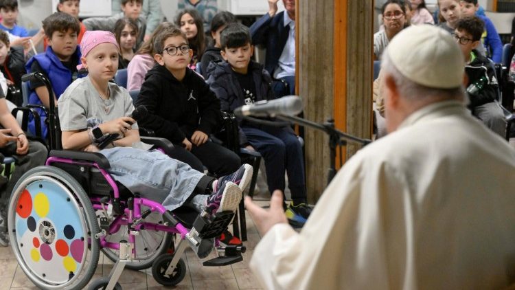Il Papa saluta Alice, 10 anni