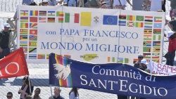 Carteles en la plaza de San Pedro durante el Regina Coeli del Papa Francisco