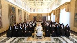 Ferenc pápa a Sarutlan Kármeliták delegációjával