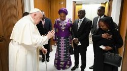 Le Pape bénissant Mahamudu Bawumia, vice President du Ghana et sa délégation. 
