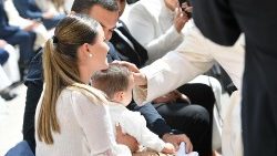 Le Pape bénit un couple marié lors de l'audience générale du 24 avril 2024, place Saint-Pierre.