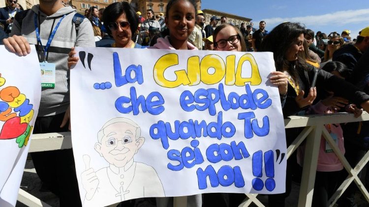 "La alegría que explota cuando tú estás con nosotros", escribieron algunos integrantes de la Acción católica en una de las tantas pancartas que llenaron de color a la Plaza de San Pedro. (Vatican Media)