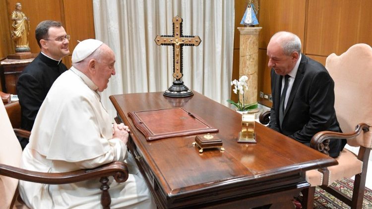 האפיפיור פרנציסקוס מקבל את פניו של  תמאש סוליוק, נשיא הרפובליקה של הונגריה (תקשורת הוותיקן)