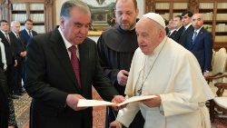 El Papa Francisco duranTe el encuentro con el presidente de Tayikistán, Emomali Rahmon.