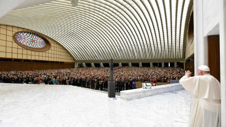 Zarándokokkal teli a VI. Pál aula 