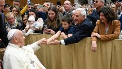 教皇フランシスコ、高齢者と若者たちの集いで　2024年4月27日　バチカン・パウロ6世ホール