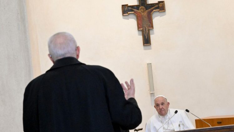 Reunión del Papa con los sacerdotes del sector centro de la Diócesis de Roma en la Basílica de la Santa Cruz en Jerusalén, el 3 de mayo de 2024. (Vatican Media)
