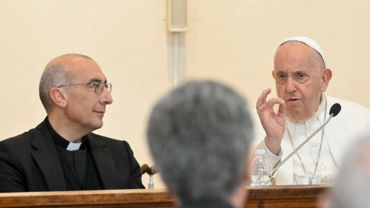 El Papa estaba muy animado en el intercambio con los sacerdotes del clero romano. (Vatican Media)