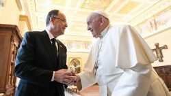 O presidente da Albânia, Bajram Begaj, com o Papa no Vaticano