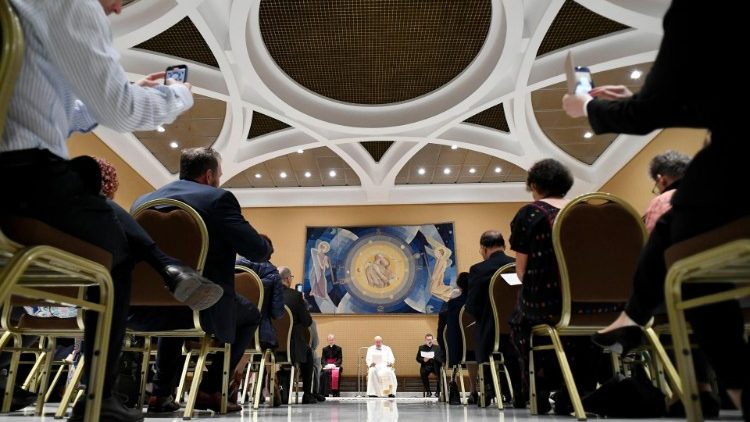 Папата с  участниците в експертната консултация на тема „Грижата е работа, работата е грижа“, 