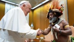 파푸아뉴기니의 원주민 지도자 중 한 사람인 문디야 케팡가 추장을 만난 프란치스코 교황