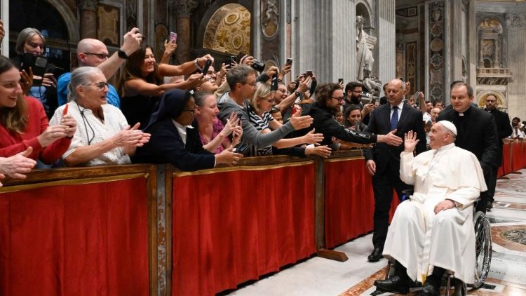 Papa Francesco saluta i fedeli al termine della celebrazione dei Secondi Vespri