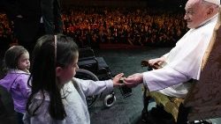 Le Pape François salue une enfant le vendredi 10 mai. 