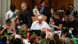Le Pape François encerclé par des enfants, 11 mai 2024