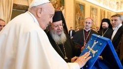 Papa Franjo i mitropolit Agathanghelos, generalni direktor Apostoliki Diakonia Grčke pravoslavne Crkve